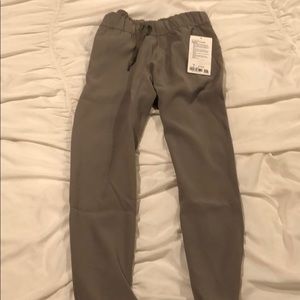 NWT Lululemon on the fly jogger size 6